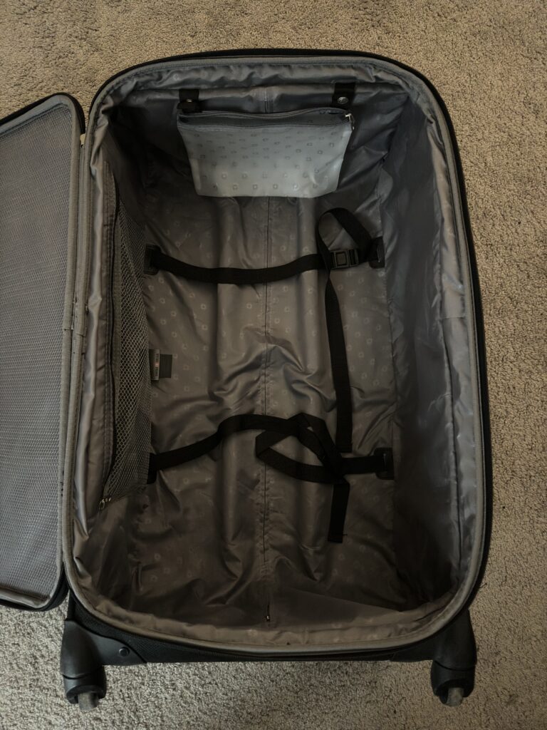 Inside of the SwissGear 29 inch softside suitcase