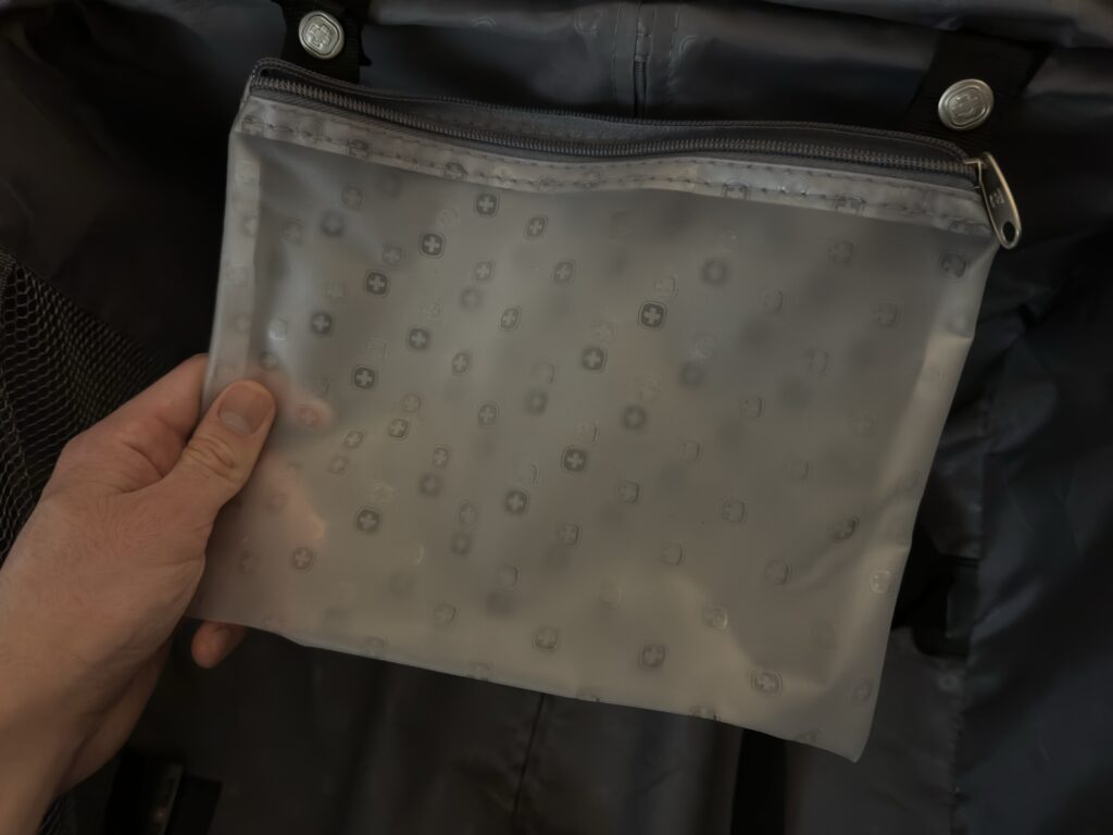 Detachable pocket in a SwissGear suitcase
